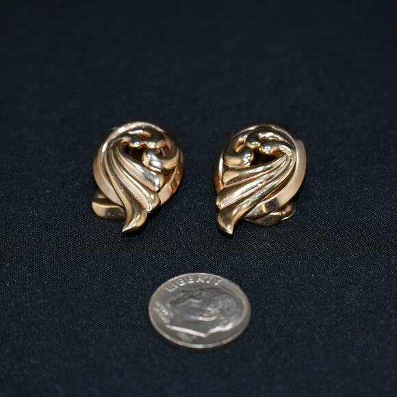 Vintage Alice Jewelry Co Gold Tone Clip Earrings, Pat Pend Clasp, 1960s - Picture 8 of 10